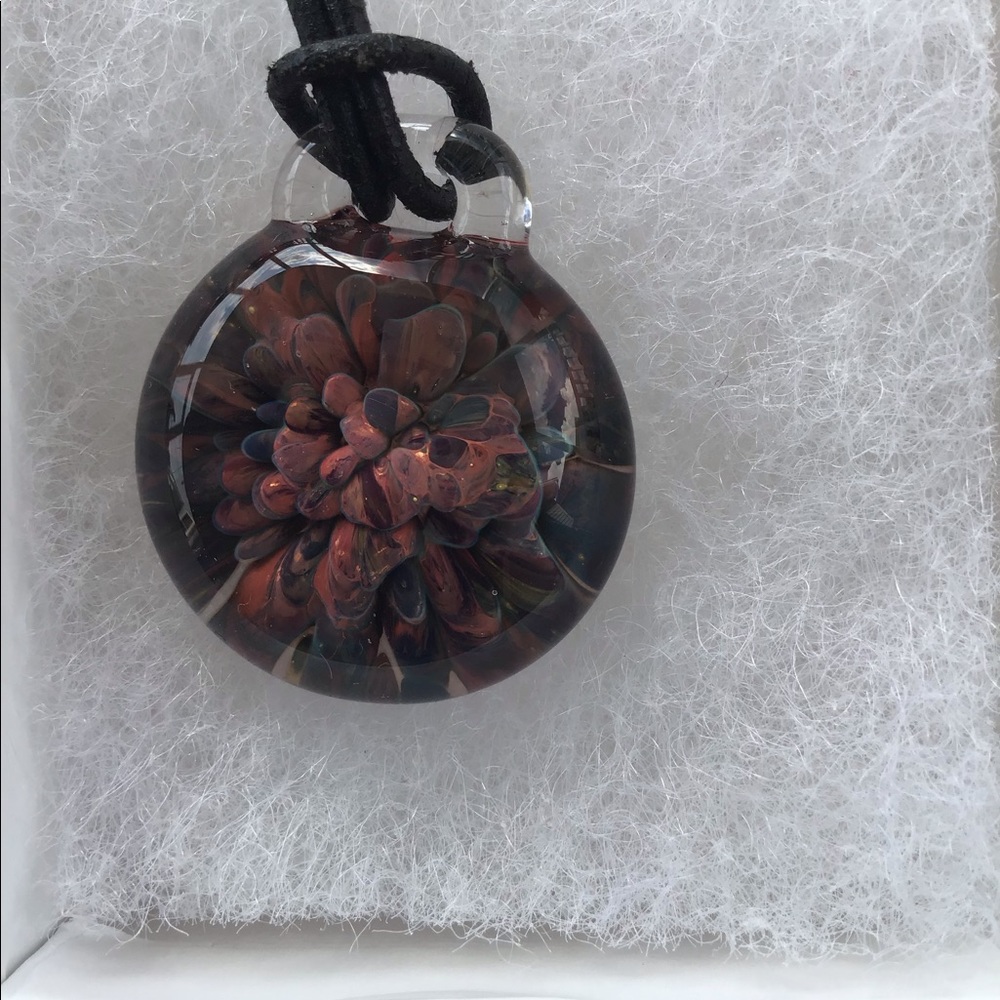 Glass blown Flower necklace From Susan’s treasures - Picture 2 of 5